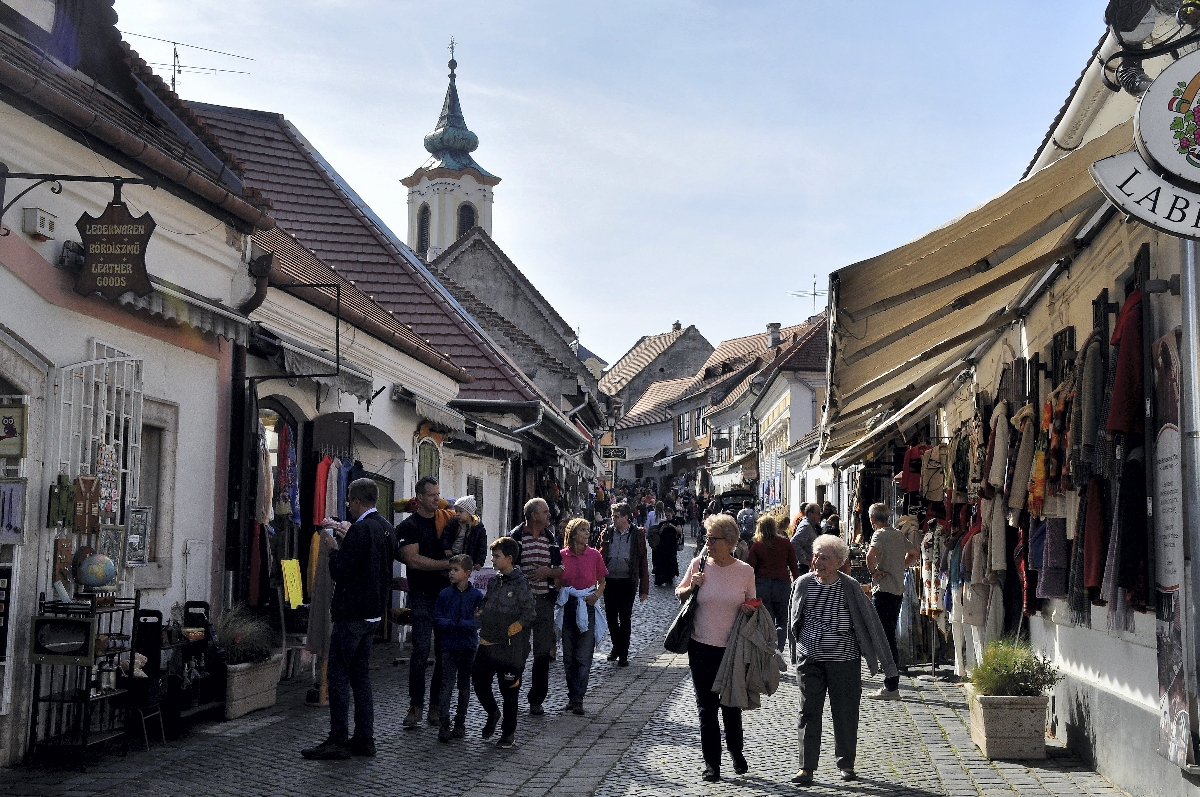 Szentendre, 2022. október 8. Turisták a Fõ utcán a Dunakanyar kapujában, a Visegrádi-hegység és a Szentendrei-Duna találkozásánál, a Szentendrei-szigettel szemben levő városban.