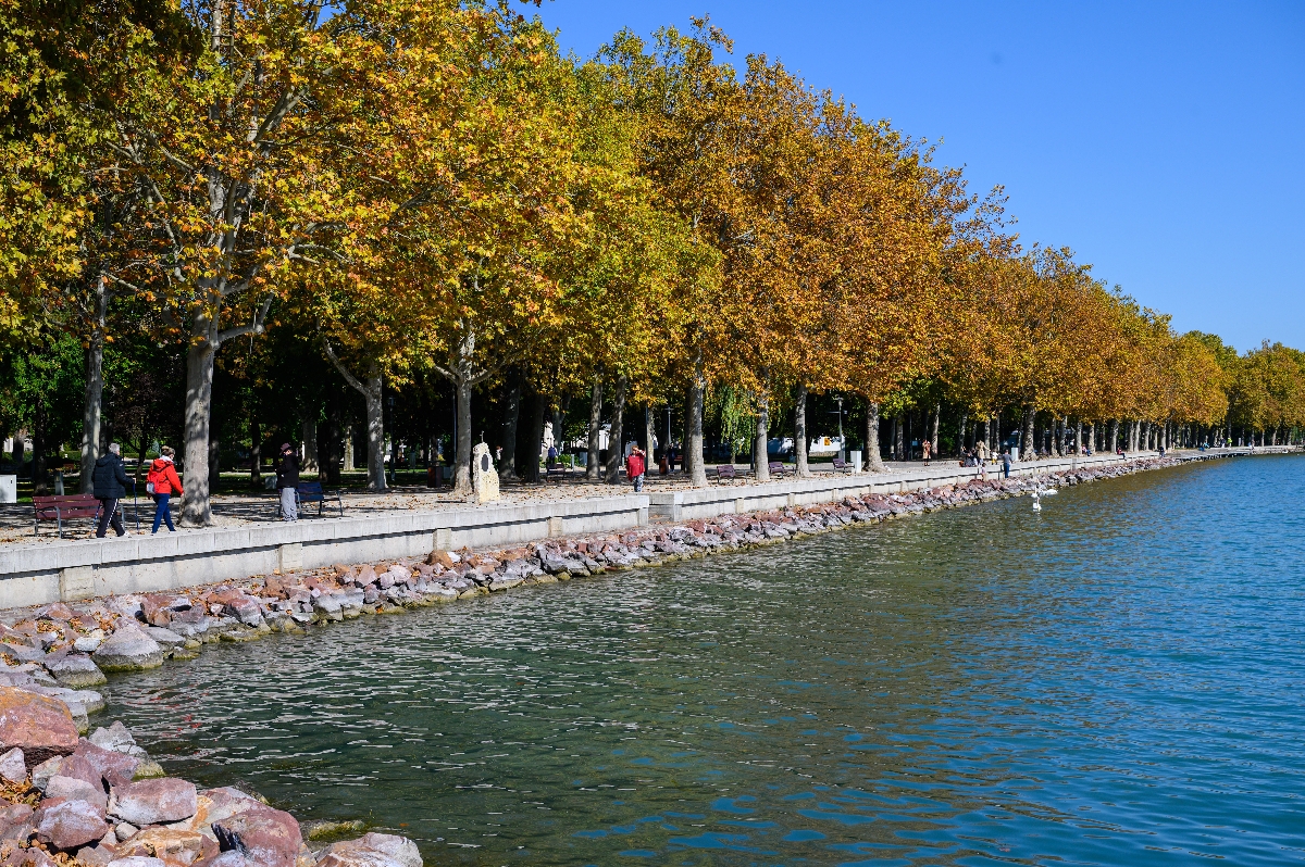 A balatonfüredi Tagore sétány az õszi napsütésben