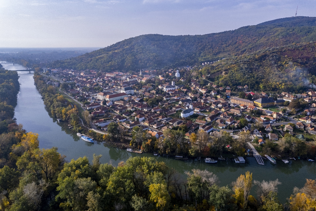 A drónnal készült képen Tokaj látképe 2023. október 24-én.