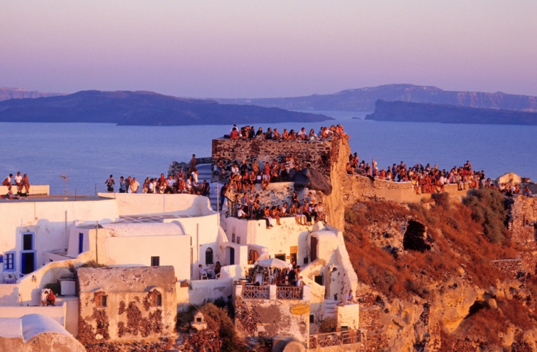 Rengeteg turista Santorini szigetén