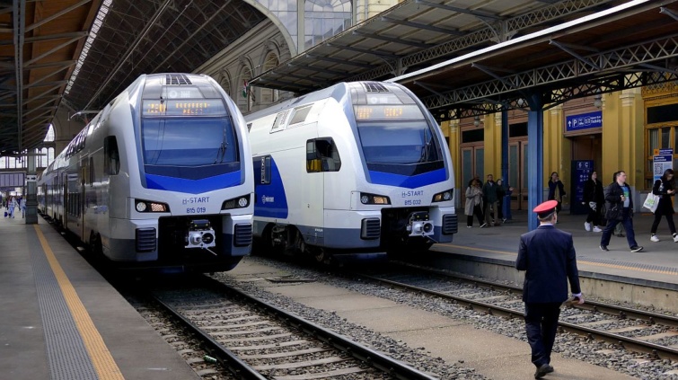 A MÁV-START Zrt. kétszintes Stadler KISS típusú vonata a Keleti pályaudvaron.