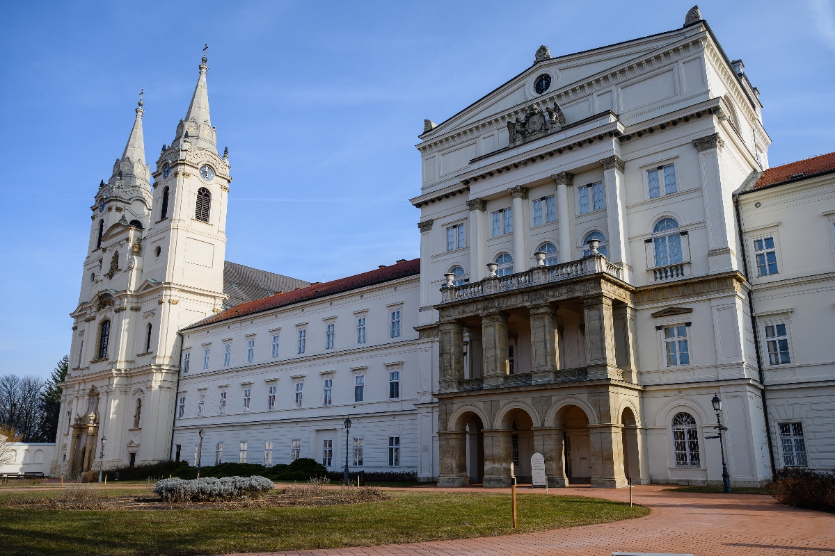 A Ciszterci Műemlék könyvtárnak helyet adó Zirci Apátság épülete az eredeti állapotba helyreállított kis galéria és a Borsa-könyvtár átadásának napján, 2024. január 31-én.