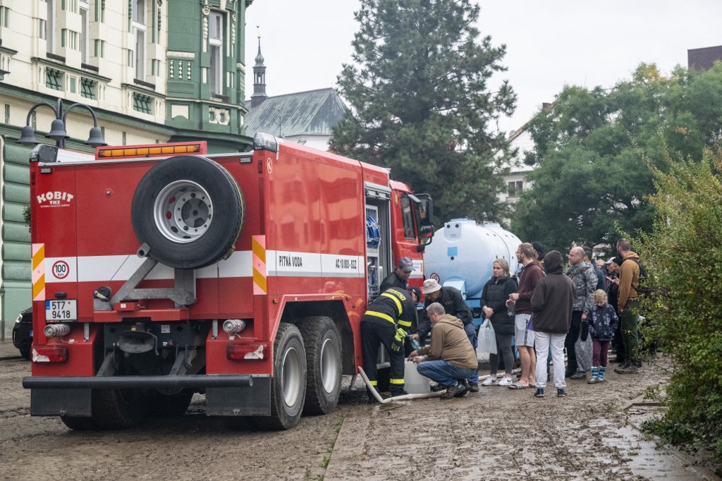 Tűzoltók vizet osztanak