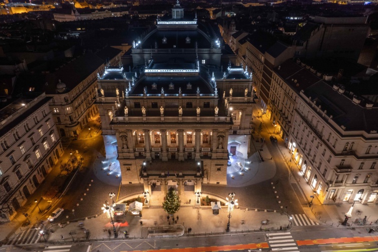 Felülnézetből a kivilágított operaház