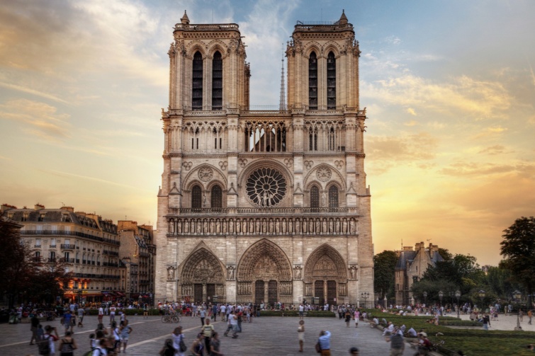 A Notre Dame turistákkal