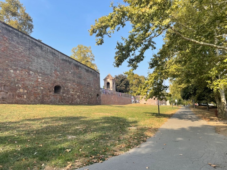 Szigetvári Zrínyi-vár parkja a főtér felé.