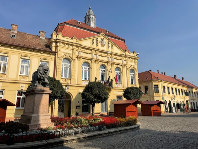 Szigetvár főtere, a Városházával és az oroszlányszoborral.