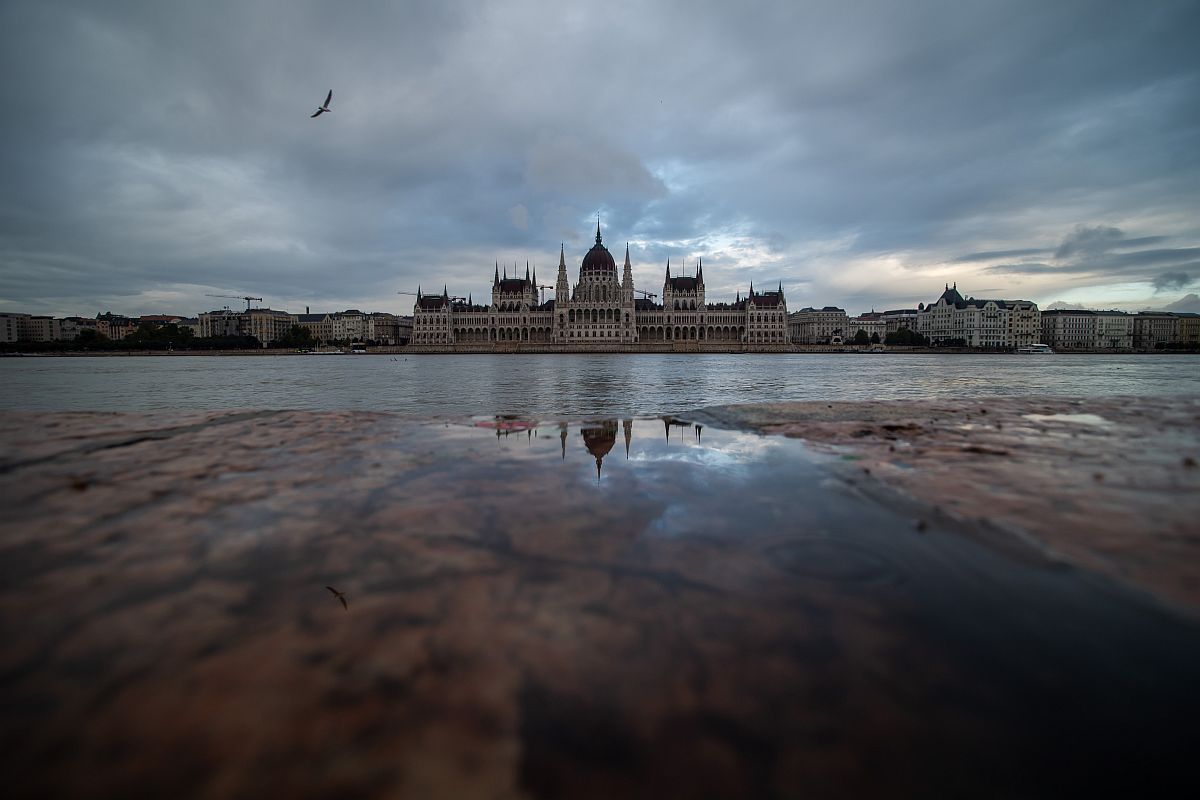 A megáradt Duna Budapesten, a folyó belvárosi szakaszán 2024. szeptember 16-án. A háttérben a Parlament épülete.