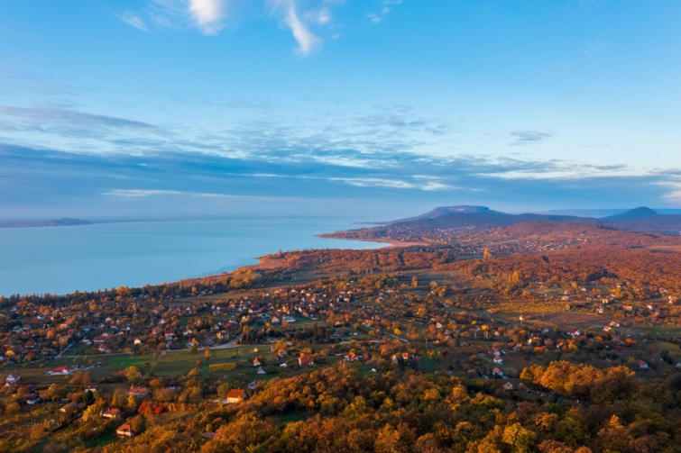 Légifelvétel az őszi Balatonról.