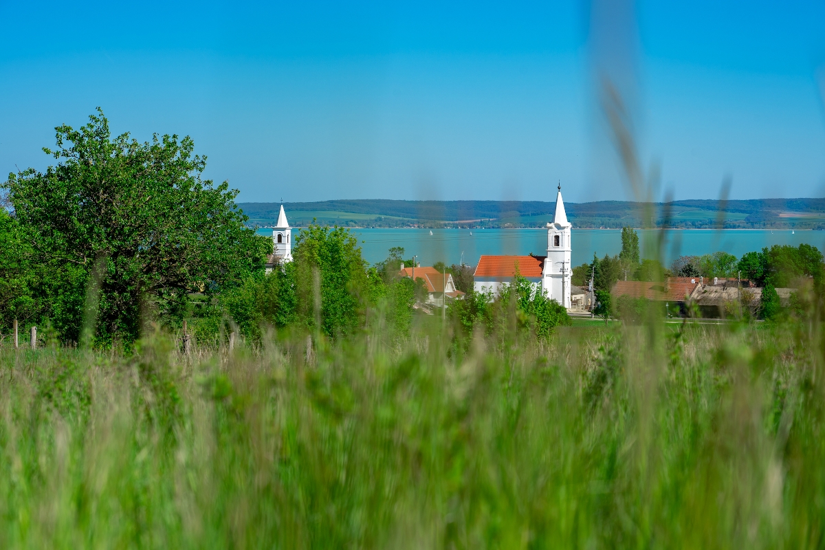 Balatonakali két templomának tornya