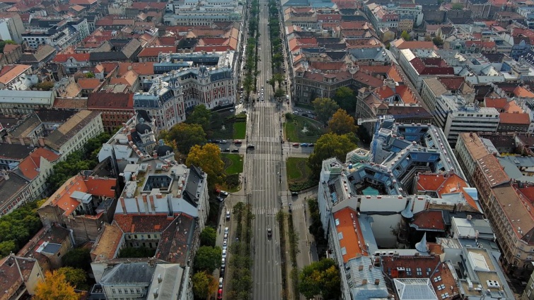 Az Andrássy út és a Kodály körönd a magasból.