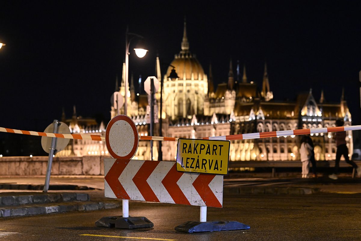 A dunai árhullám miatt lezárt budai alsó rakpart a Halász utcai lehajtónál 2024. szeptember 16-án. Harmadfokú az árvízvédekezési készültség a budapesti Duna-szakaszon. A háttérben a Parlament épülete.