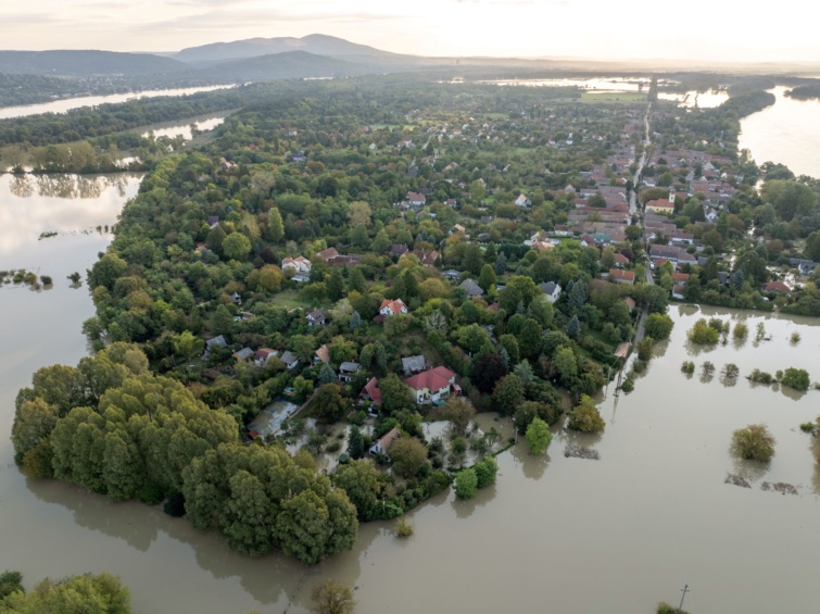 A drónnal készült felvételen a megáradt Duna Kisoroszinál napfelkeltekor 