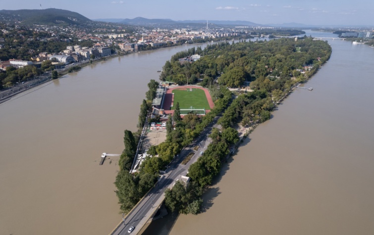  A drónnal készült felvételen az áradó Duna Budapest belvárosi szakaszán 2024. szeptember 19-én. Középen a Margitsziget.