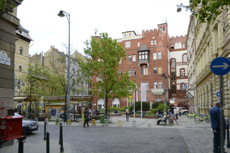 A Mikszáth Kálmán tér a Reviczky utca felől a főváros VIII. kerületében, a Palotanegyedben.