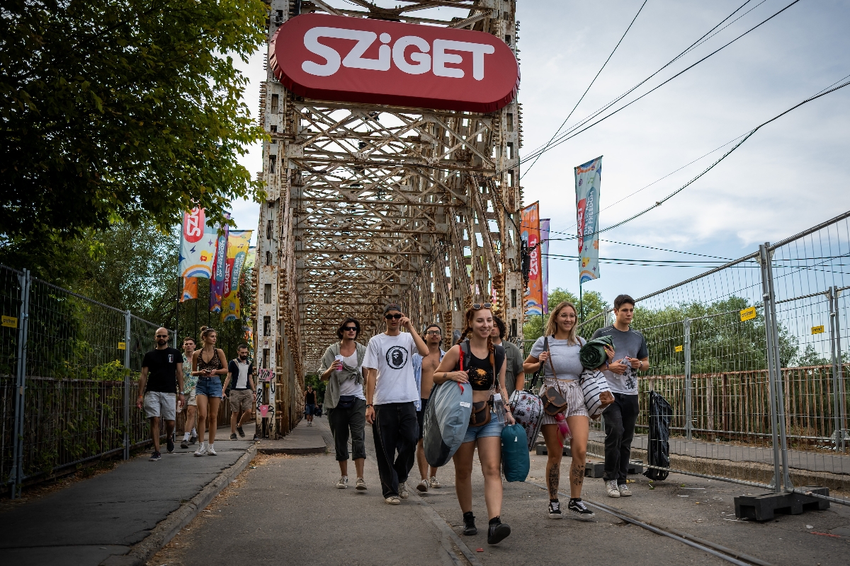 Fiatalok távoznak a K-hídon az óbudai Hajógyári-szigetről a 30. Sziget fesztivál zárása után, 2024. augusztus 13-án.