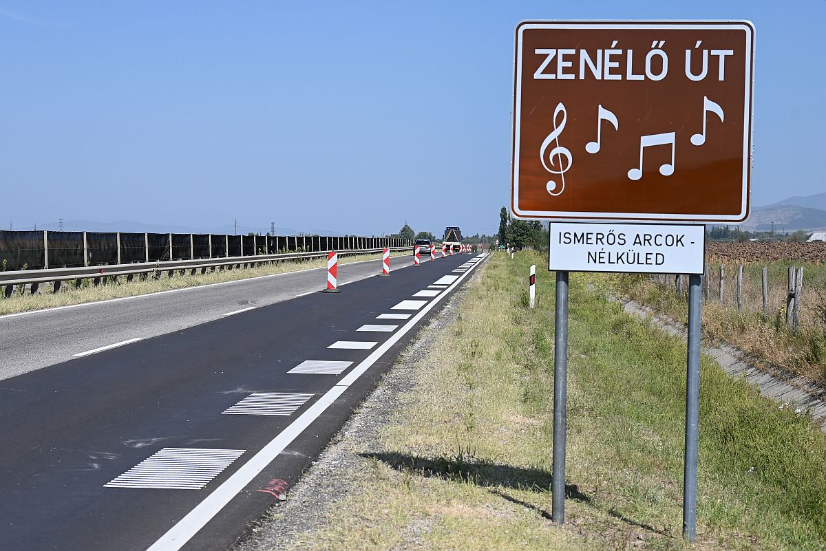 A 21-es főút Hatvan és Lőrinci közötti zenélő burkolatú szakasza.