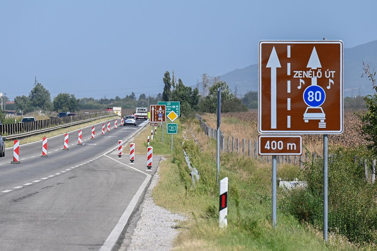 A 21-es főút Hatvan és Lőrinci közötti zenélő burkolatú szakasza.