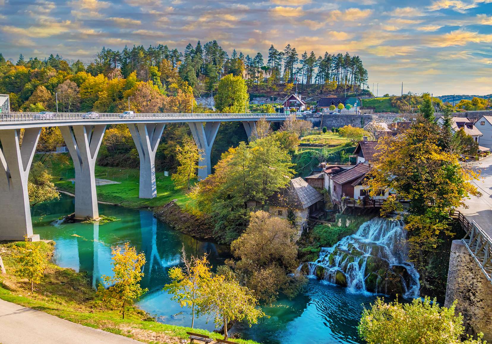 Rastoke horvát falu híddal és vízeséssel