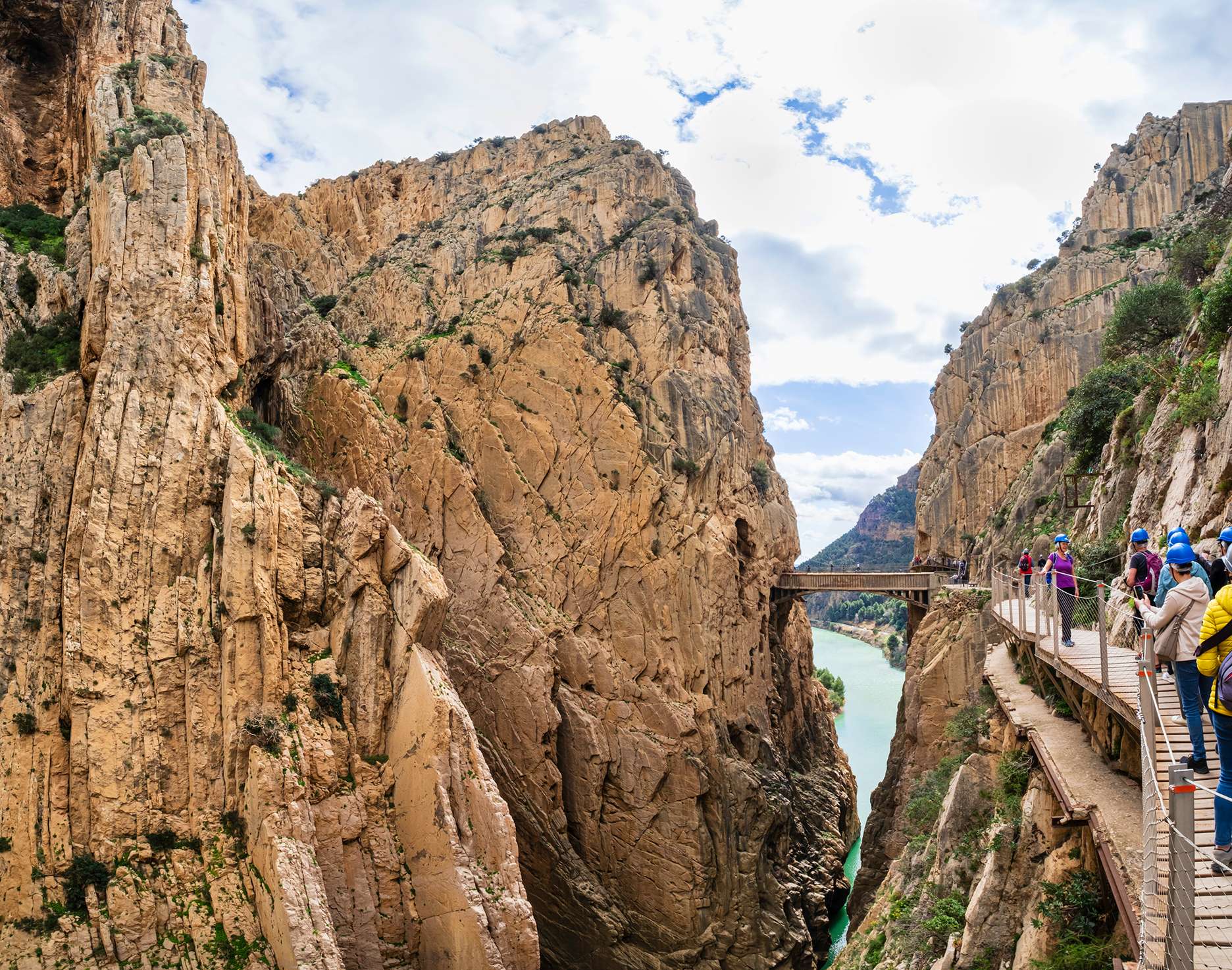 Caminito del Rey túraútvonalon emberek sétálnak a függőhídon