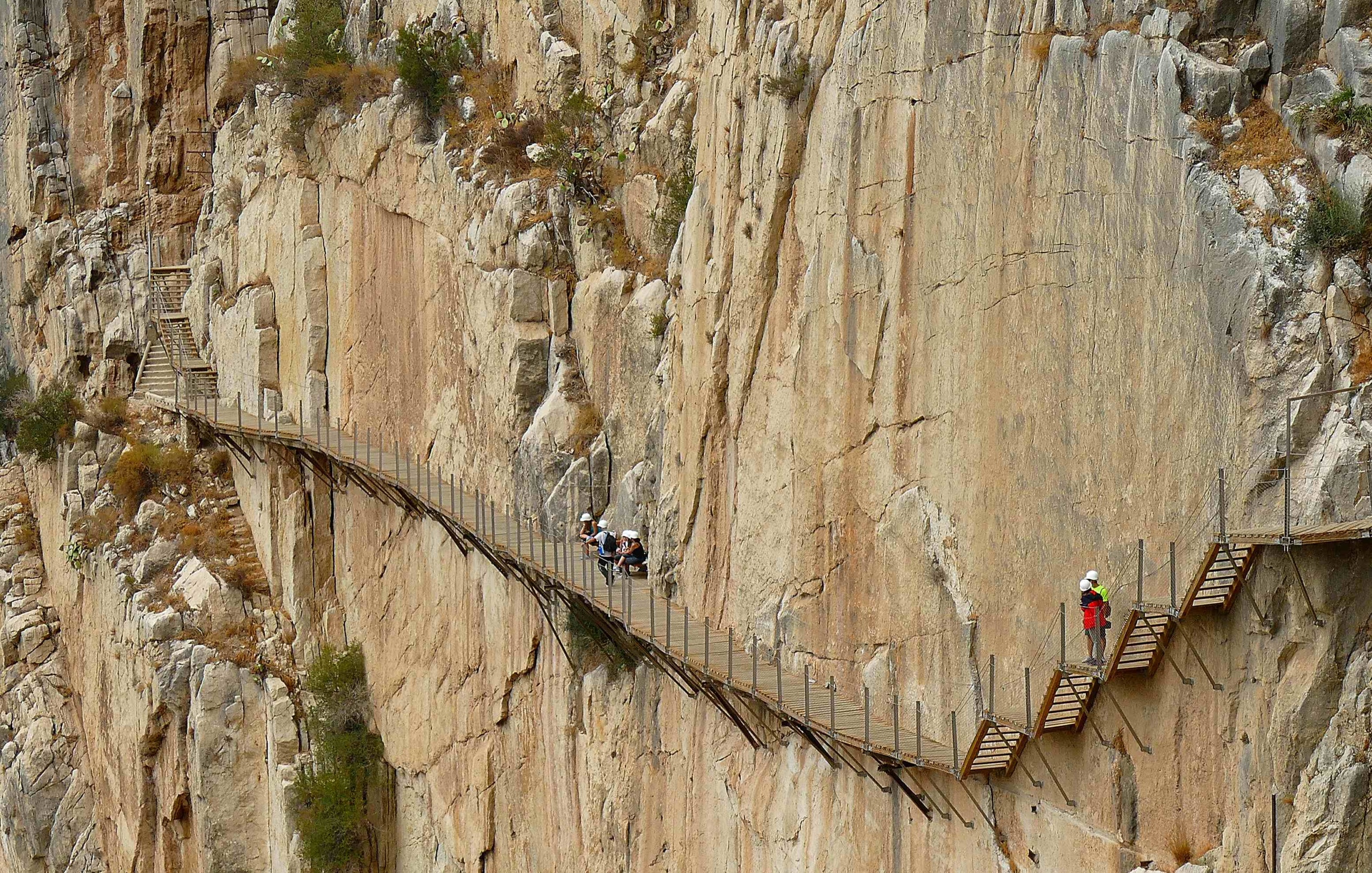 Caminito del Rey túraútvonalon emberek sétálnak a függőhídon