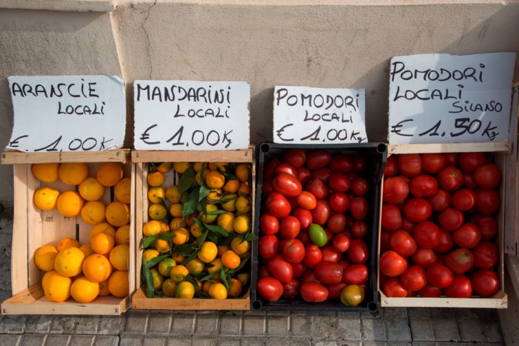 Zöldségek a piacon Calabriában.