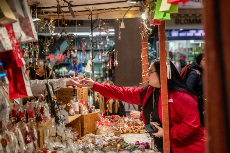 Vásárló egy adventi vásáron Stockholm-ban.