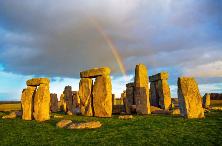 Szivárvány Stonehenge felett