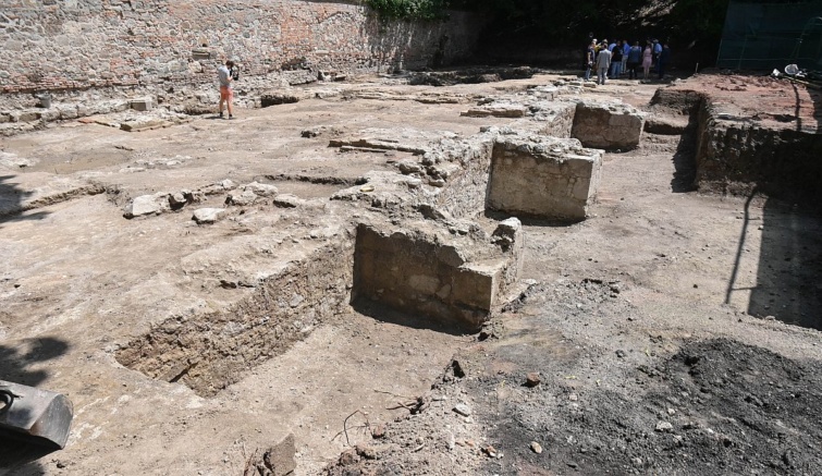 A Zsigmond király alapította ferences kolostor templomának feltárási munkálatai Visegrádon.