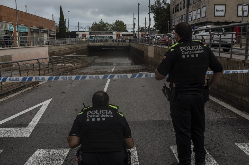 Két rendőr az elárasztott utcán