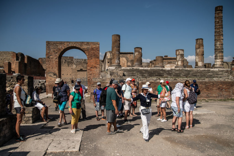 Turisták Pompejben idegenvezetővel