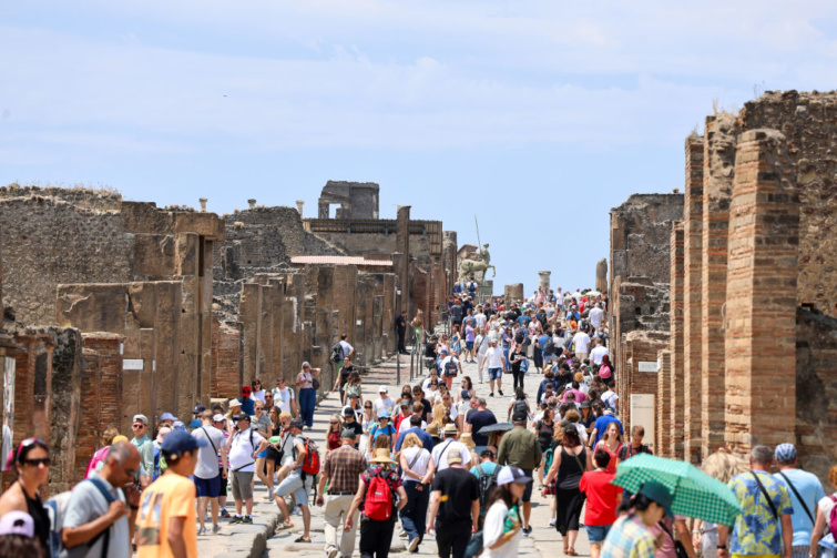 Pompeii látkép turistákkal