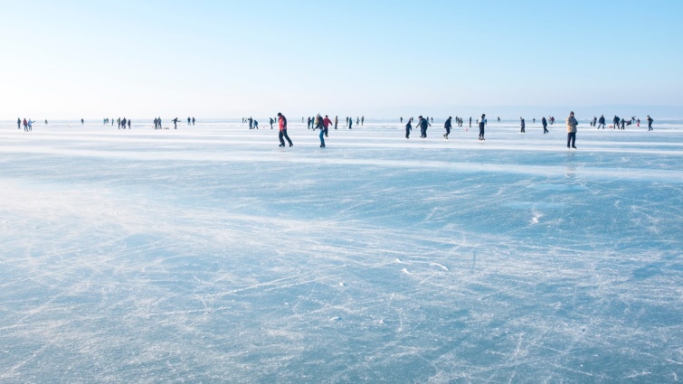 Jégkorcsolyázók a Balaton jegén