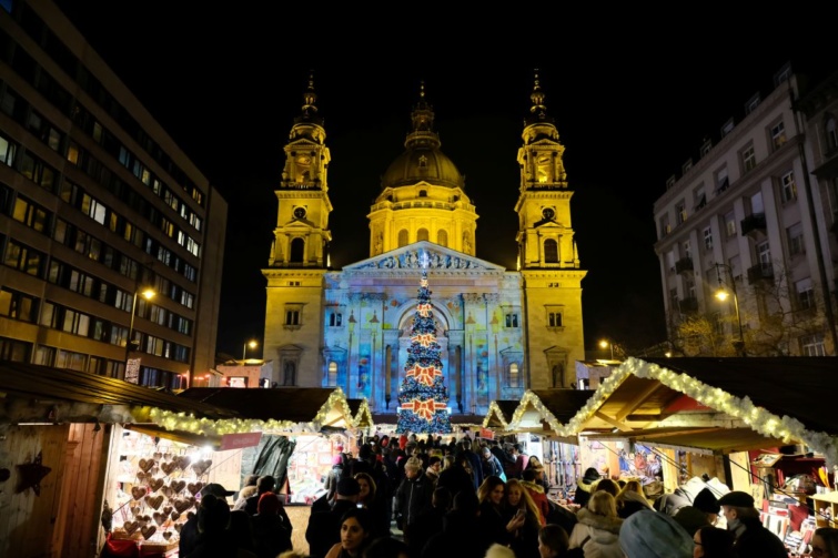 Budapest egyik karácsonyi vására, az advent bazilika