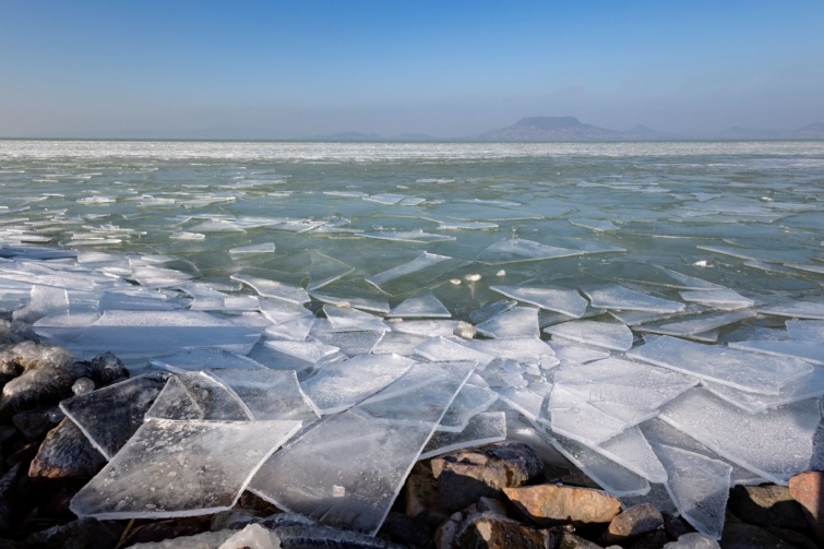 Torlódó jég a Balatonon Fonyódnál, a bélatelepi strandon