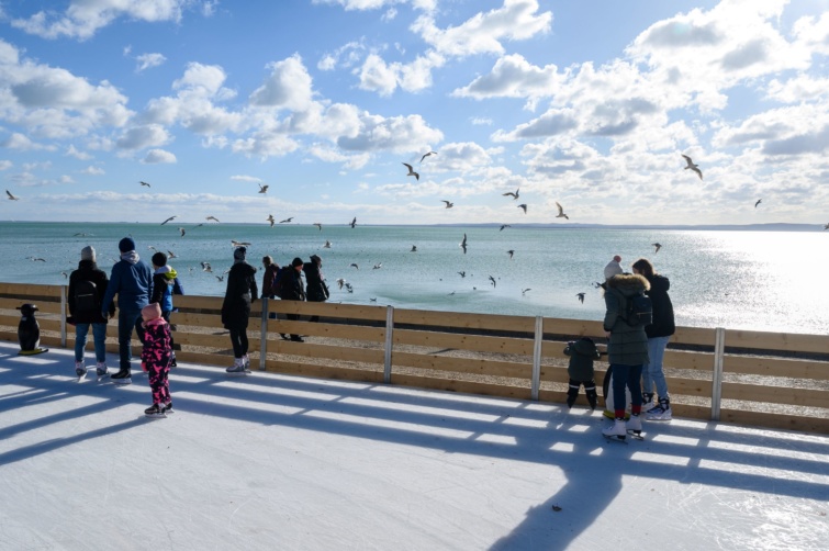 Korcsolyázók a balatonfüredi jégpályán 