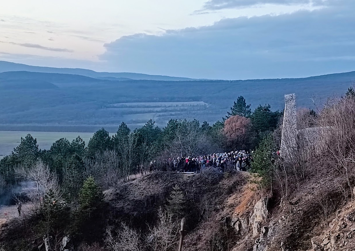 Tömeg várakozik a téli napforduló ünnepén