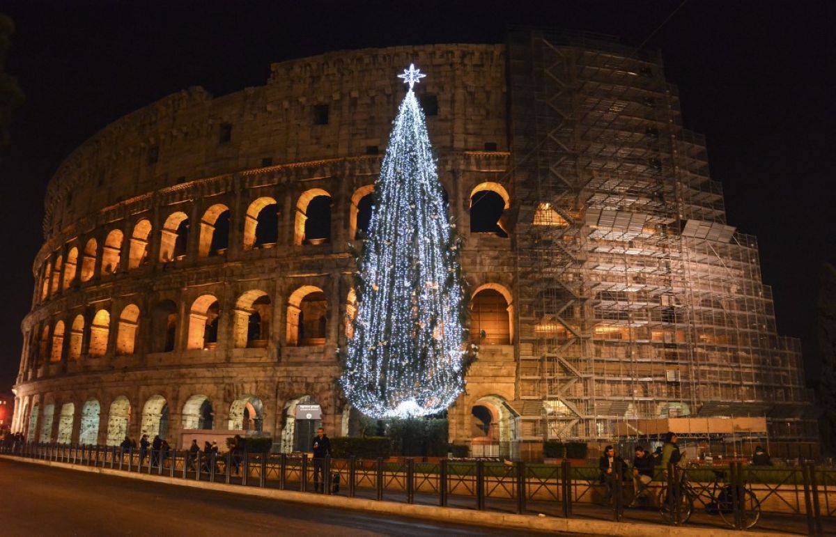 Egy hatalmas karácsonyfa a római Colosseum előtt