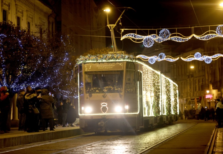  Az adventi fényvillamos közlekedik a miskolci Széchenyi utcán. 