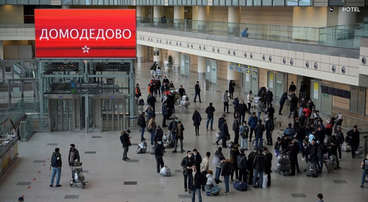 Utasok a moszkvai Domodedovo repülőtéren.