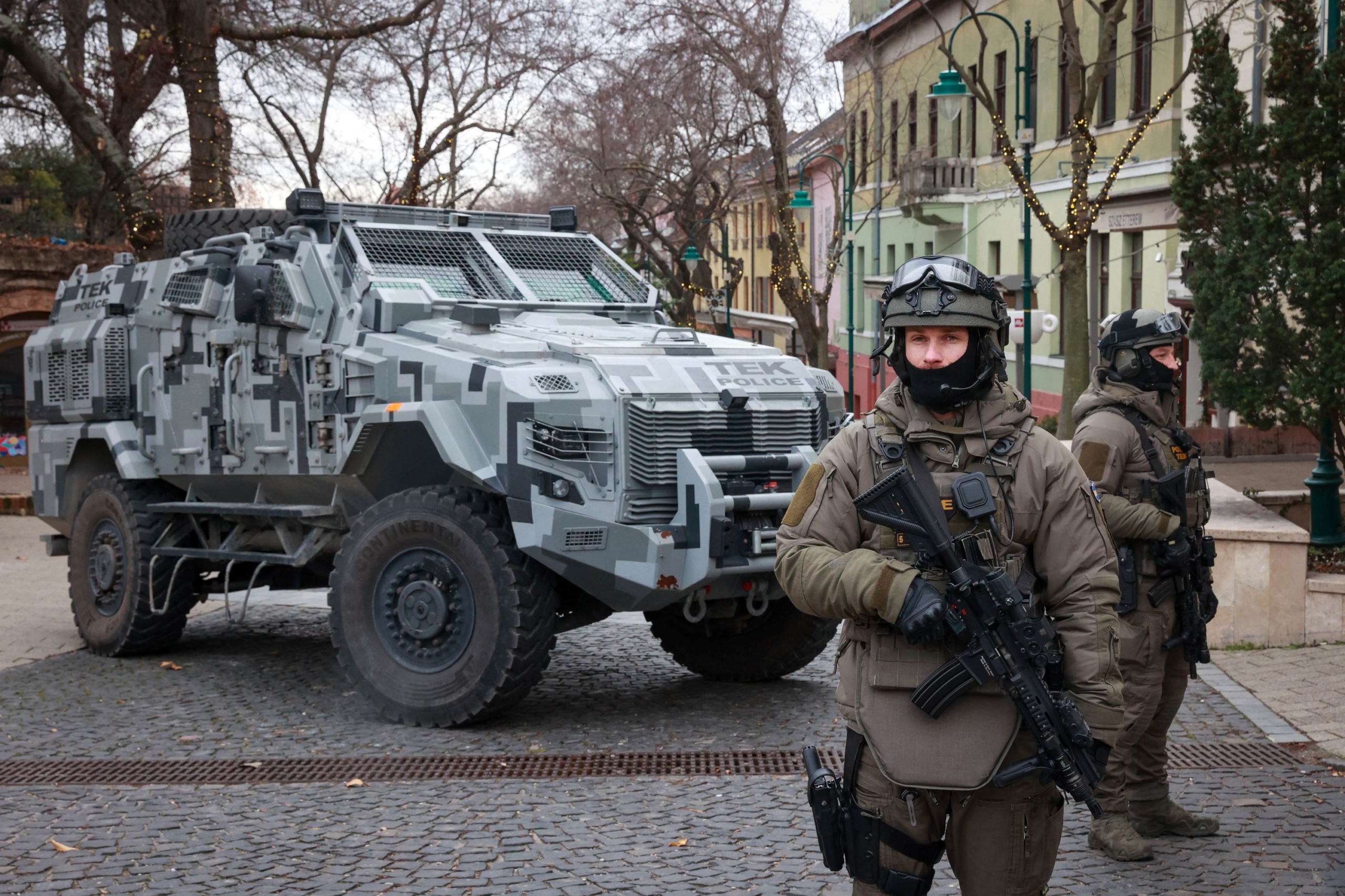 A Terrorelhárítási Központ (TEK) egysége egy Scorpion páncélozott járművel Szekszárd sétálóutcája előtt, a karácsonyi vásár helyszíne közelében