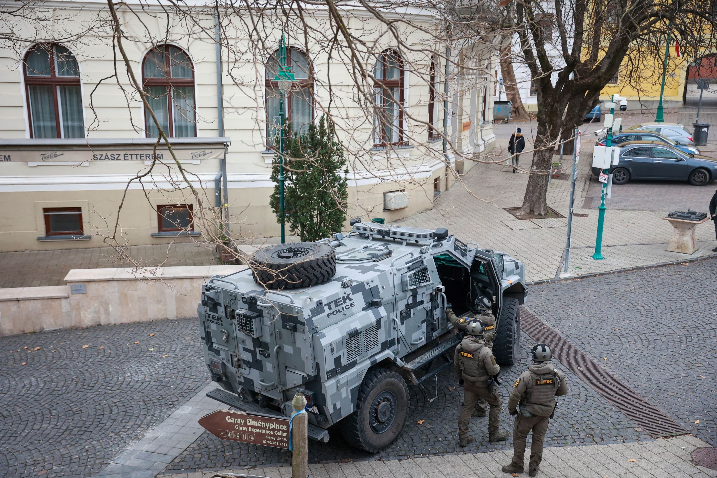 A Terrorelhárítási Központ (TEK) egysége egy Scorpion páncélozott járművel Szekszárd sétálóutcája előtt, a karácsonyi vásár helyszíne közelében