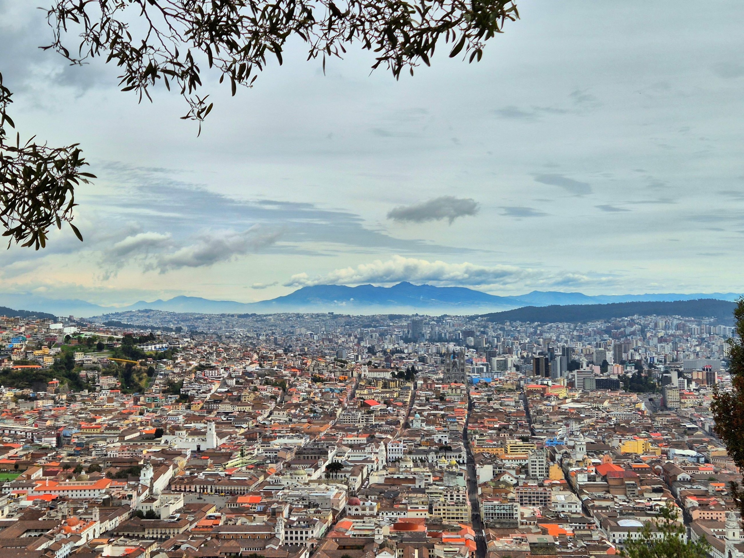 Panoráma Quito grandiózus templomából, a Basilica del Voto Nacionalból