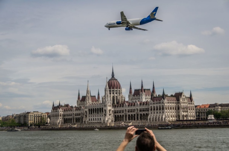 Az Országház előtt elsuhan egy repülőgép