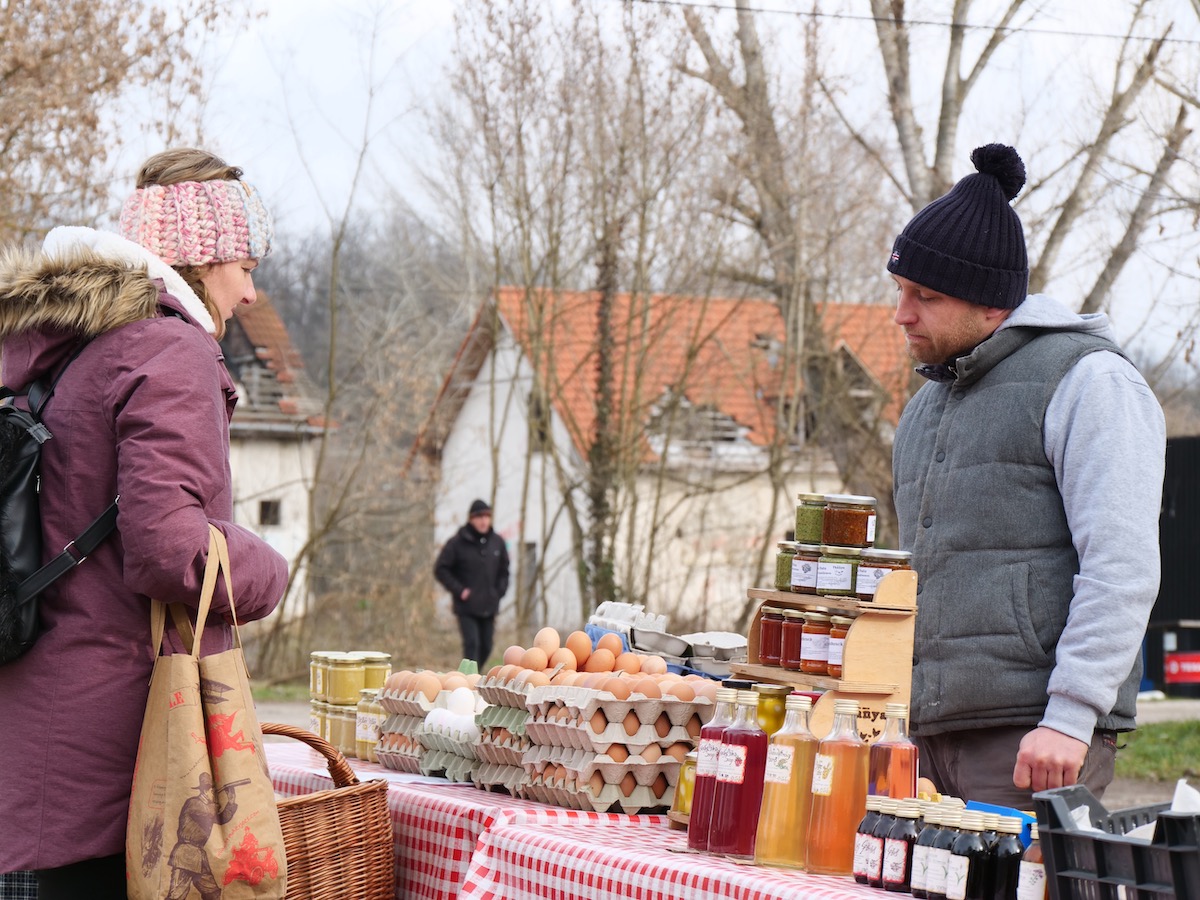 Bicskei termelő árulja portékáit