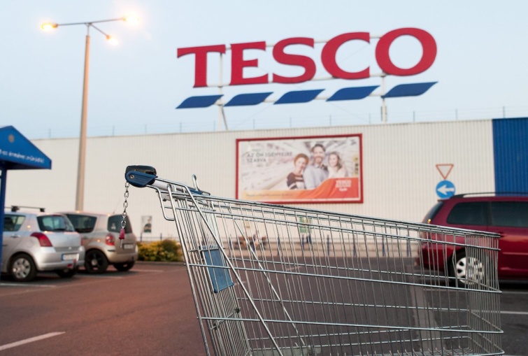 A győri Tesco hipermarket áruház és előtte egy bevásárlókocsi