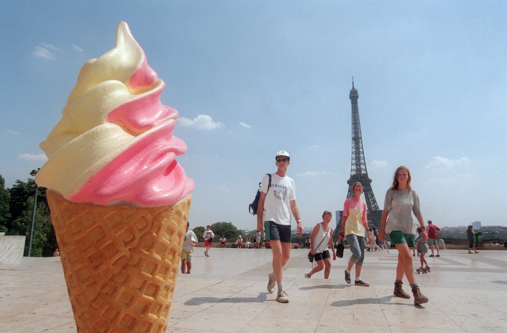 Óriási fagylalt tölcsérben a párizsi Eiffel-torony előtt