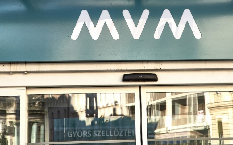 Céglogó az MVM Next Földgáz ügyfélszolgálati iroda épületén a főváros VIII. kerületében, a Fiumei úton.
