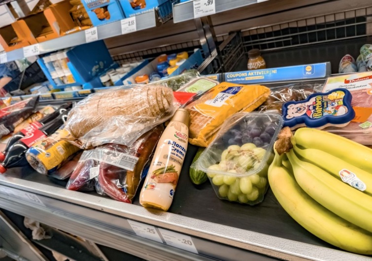 Termékek egy angliai LIDL üzlet pénztárszalagján: banán, szőlő, kenyér és üdítő többek között.