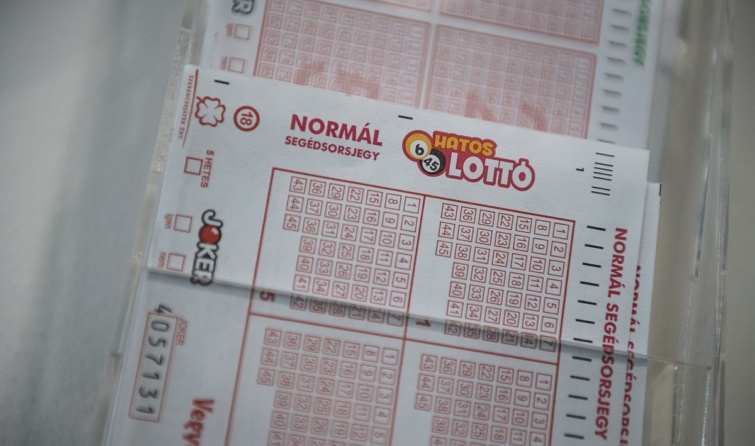 Lottószelvények a Szerencsejáték Zrt. Csalogány utcai lottózójában Budapesten 2019. március 22-én. Minden idők harmadik legnagyobb nyereménye, 3,414 milliárd forint a tét az Ötöslottó hétvégi sorsolásán.